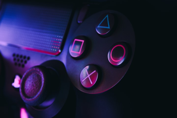 Photographie en plan serré d'une manette de Playstation 4