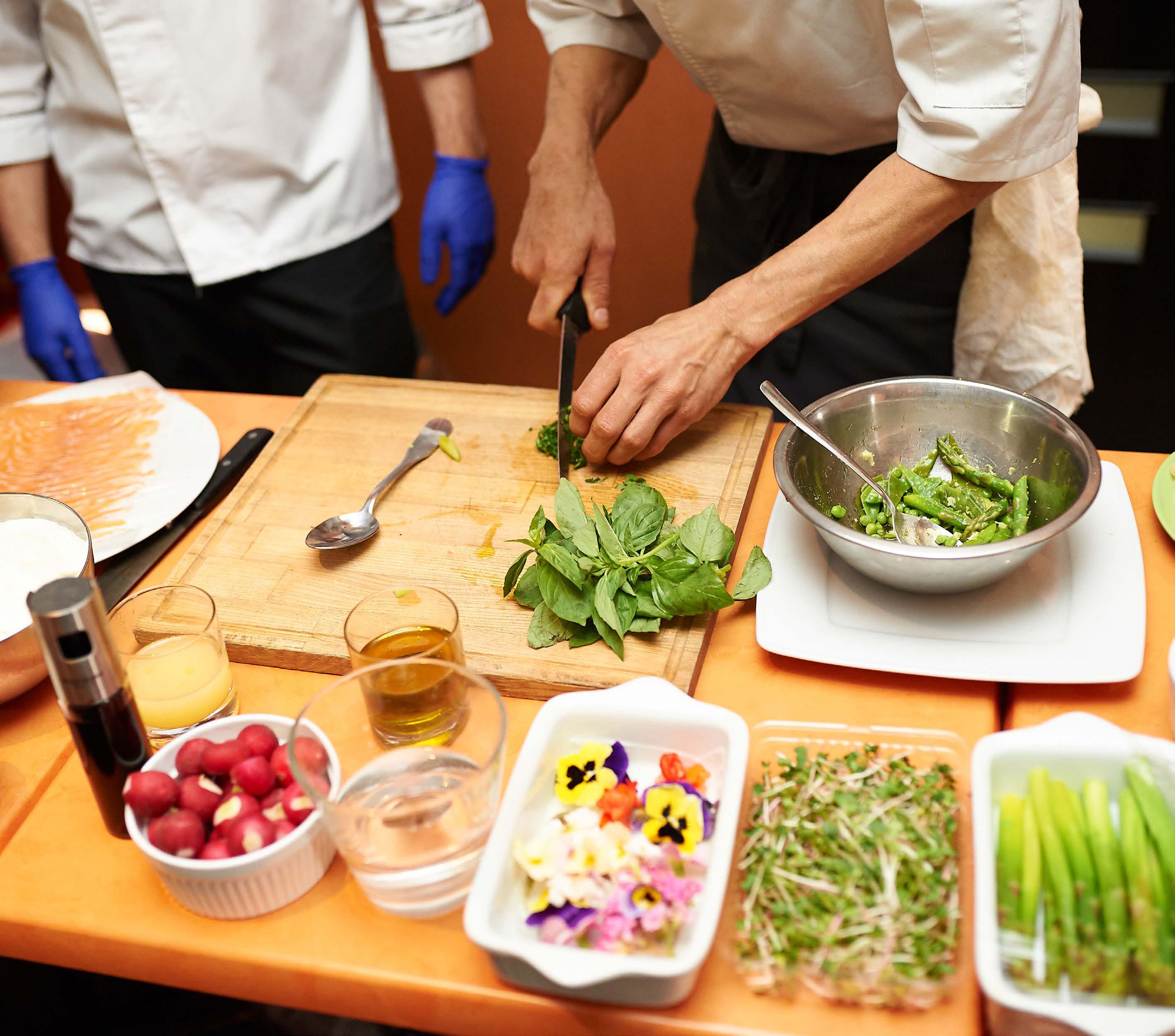 un cuisinier d&eacute;coupe des feuilles fraiches