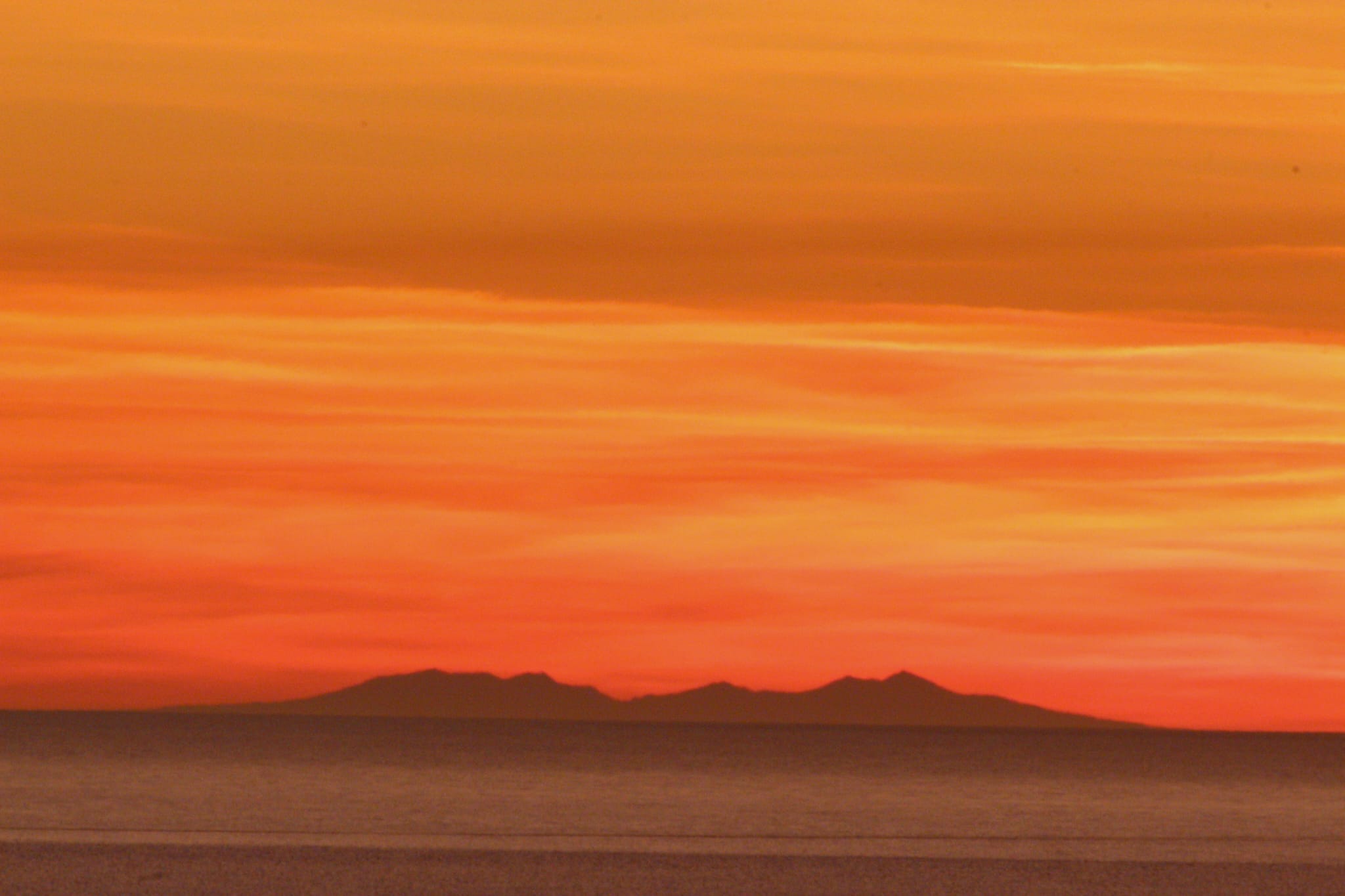 Coucher de soleil sur la mer avec en perspective la montagne du canigou