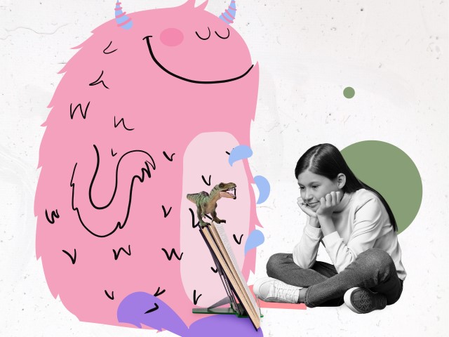 Jeune fille assise en tailleur devant un livre, un monstre rose dessiné le tient debout