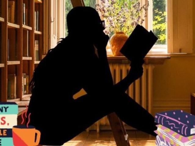 un ado lit par terre dans les rayons d'une biblioth&egrave;que